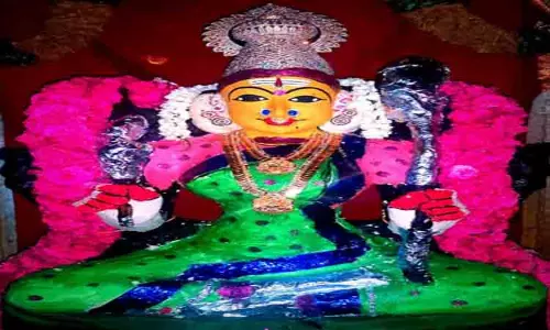 சிறப்பு அலங்காரத்தில் அம்மன்