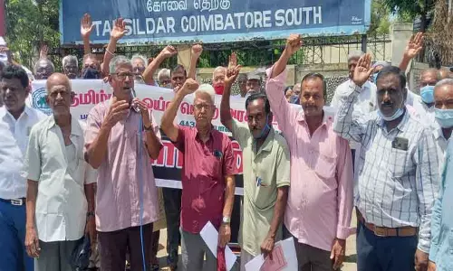 ஓய்வுபெற்ற அரசு ஊழியர் சங்கத்தினர் ஆர்ப்பாட்டம்