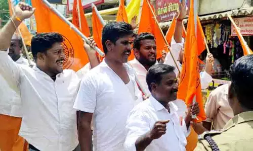 இந்து முன்னணியினர் சாலை மறியல் முயற்சி; 15 பேர் கைது