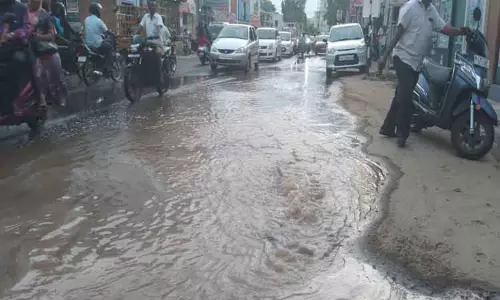 குடிநீர் குழாய் உடைந்து சாலையில் ஆறுபோல் ஓடிய தண்ணீர்