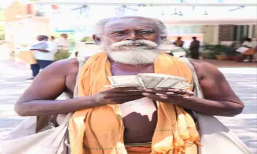 பொது நிவாரண நிதிக்கு ரூ.10 ஆயிரம் வழங்கிய யாசகர் பொது நிவாரண நிதிக்கு ரூ.10 ஆயிரம் வழங்கிய யாசகர்