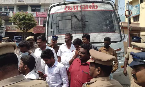 கனல்கண்ணன் கைது செய்யப்பட்டதற்கு எதிர்ப்பு; தடையை மீறி ஆர்ப்பாட்டத்தில் ஈடுபட முயன்ற இந்து முன்னணியினர் 115 பேர் கைது கனல்கண்ணன் கைது செய்யப்பட்டதற்கு எதிர்ப்பு; தடையை மீறி ஆர்ப்பாட்டத்தில் ஈடுபட முயன்ற இந்து முன்னணியினர் 115 பேர் கைது
