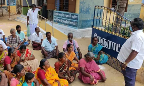 நம்பியூர் அருகே எலத்தூர் பேரூராட்சி அலுவலகம் முன்பு பொதுமக்கள் தர்ணா நம்பியூர் அருகே எலத்தூர் பேரூராட்சி அலுவலகம் முன்பு பொதுமக்கள் தர்ணா