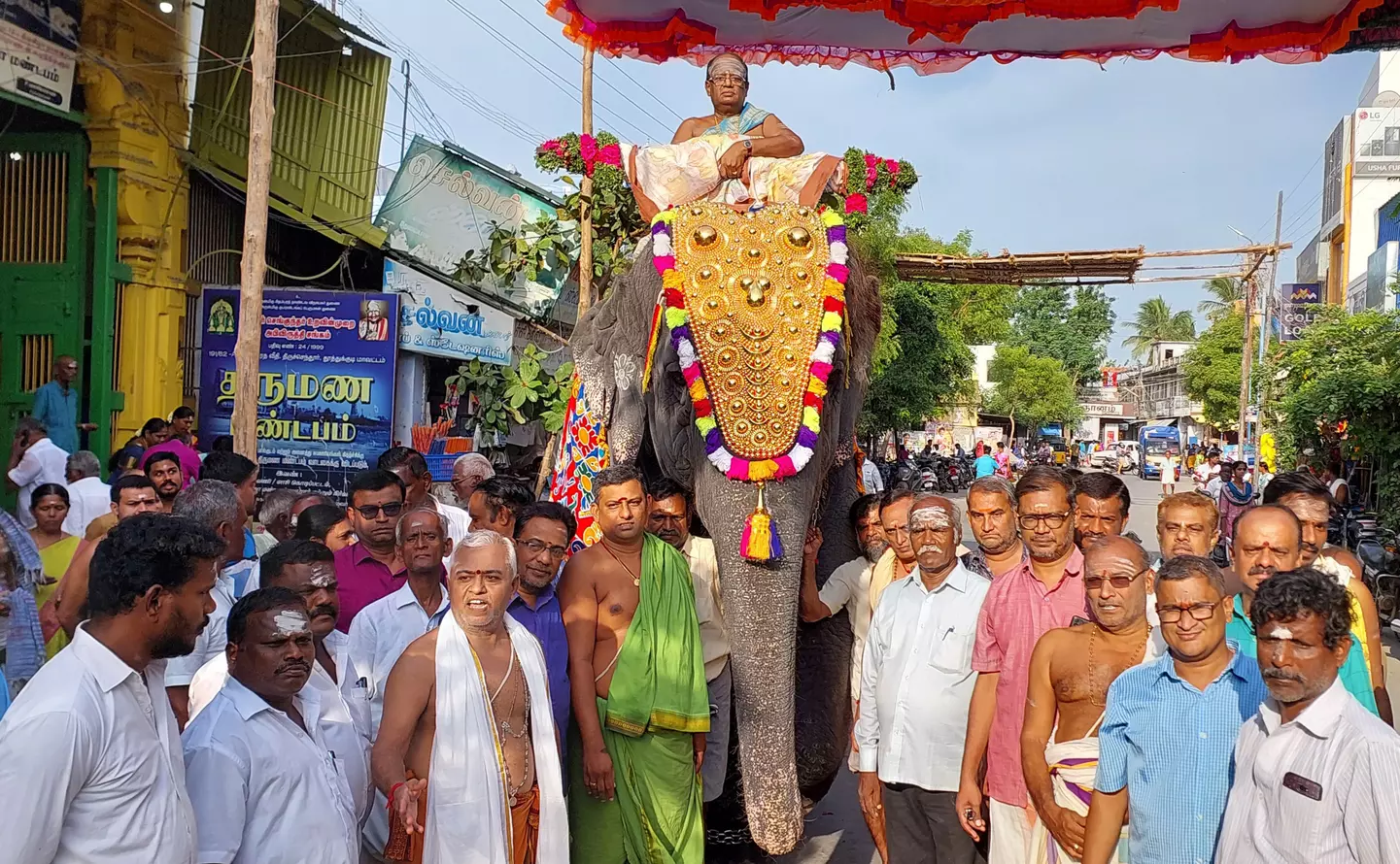 திருச்செந்தூரில் இன்று ஆவணி திருவிழா கொடியேற்றம்:  கொடிப்பட்டம் வீதி உலா
