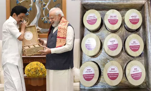 தமிழ்நாட்டின் பாரம்பரிய 9 வகை தானியங்களை பிரதமர் மோடிக்கு வழங்கிய முதல்-அமைச்சர் மு.க.ஸ்டாலின்...! தமிழ்நாட்டின் பாரம்பரிய 9 வகை தானியங்களை பிரதமர் மோடிக்கு வழங்கிய முதல்-அமைச்சர் மு.க.ஸ்டாலின்...!