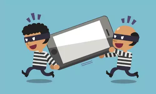 செல்போன் திருடிய 2 பேர் கைது செல்போன் திருடிய 2 பேர் கைது