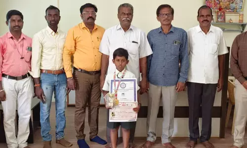 தொடர்ந்து 5 மணி நேரம் சிலம்பம் சுற்றி பள்ளி மாணவன் சாதனை