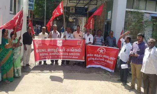 பி.எஸ்.என்.எல். ஊழியர்கள் ஆர்ப்பாட்டம் பி.எஸ்.என்.எல். ஊழியர்கள் ஆர்ப்பாட்டம்