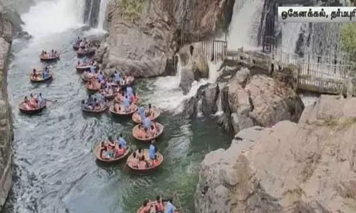 ஒகேனக்கல் காவிரியில் நீர்வரத்து குறைந்ததால் சுற்றுலா பயணிகளுக்கு அனுமதி ஒகேனக்கல் காவிரியில் நீர்வரத்து குறைந்ததால் சுற்றுலா பயணிகளுக்கு அனுமதி