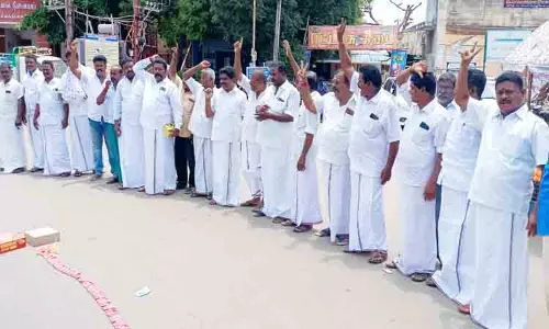 ஓ.பன்னீர்செல்வம் ஆதரவாளர்கள் பட்டாசு வெடித்து கொண்டாட்டம்