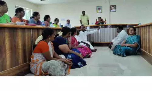 அரியலூர் நகராட்சி அலுவலகத்தில் அ.தி.மு.க. கவுன்சிலர்கள் உள்ளிருப்பு போராட்டம்