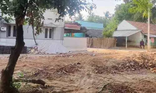 தினத்தந்தி செய்தி எதிரொலி: அரசு பள்ளி பழைய கட்டிடம் இடிப்பு தினத்தந்தி செய்தி எதிரொலி: அரசு பள்ளி பழைய கட்டிடம் இடிப்பு