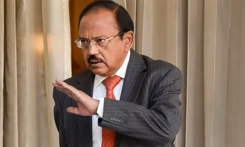 அஜித் தோவல் வீட்டில் பாதுகாப்பு குறைபாடு: 3 கமாண்டோ வீரர்கள் பணி நீக்கம்