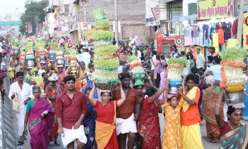 முளைப்பாரி எடுத்து பக்தர்கள் நேர்த்திக்கடன் முளைப்பாரி எடுத்து பக்தர்கள் நேர்த்திக்கடன்