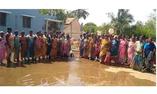 ஆழ்துளை கிணற்றை சீரமைத்த ஊழியர்களை பொதுமக்கள் முற்றுகை
