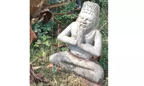 கோரையாற்றில் முனிவர் சிலை கண்டெடுப்பு கோரையாற்றில் முனிவர் சிலை கண்டெடுப்பு