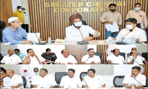 வாக்காளர் அட்டையுடன் ஆதார் எண்ணை இணைப்பது குறித்து மாவட்ட தேர்தல் அதிகாரி ஆலோசனை