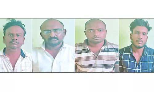 திண்டுக்கல் கோவிலில் திருடப்பட்ட சாமி சிலைகளை ரூ.12 கோடிக்கு விற்க முயன்ற கும்பல் கைது திண்டுக்கல் கோவிலில் திருடப்பட்ட சாமி சிலைகளை ரூ.12 கோடிக்கு விற்க முயன்ற கும்பல் கைது