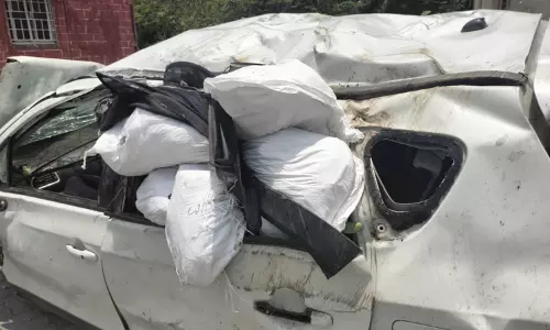 திருப்பத்தூர்: 15 மூட்டைகளில் போதைப்பொருட்கள் கடத்தி வந்த கார் விபத்து - 2 பேர் காயம் திருப்பத்தூர்: 15 மூட்டைகளில் போதைப்பொருட்கள் கடத்தி வந்த கார் விபத்து - 2 பேர் காயம்