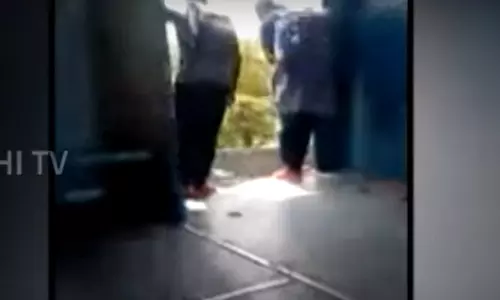 கல்லூரி மாணவர்களுக்கு சவால் விடும் அரசு பள்ளி மாணவி - மின்சார ரெயிலில் காலை தேய்த்துக் கொண்டே ஆபத்தான பயணம்...!