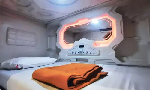 சென்னை விமான நிலையத்தில் பயணிகள் குறுகிய நேரம் ஓய்வெடுக்க நவீன வசதிகளுடன் கூடிய அறை - இயக்குனர் சரத்குமார் திறந்து வைத்தார்