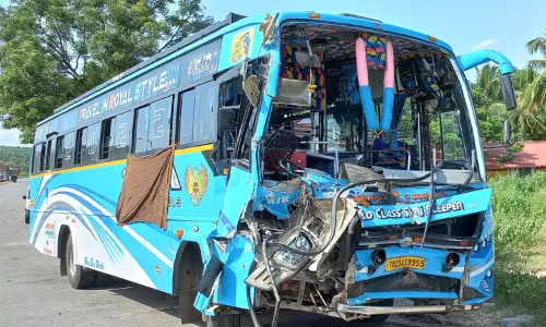 தருமபுரி: சுற்றுலா பஸ் லாரி மீது மோதி விபத்து - 19 பேர் காயம் தருமபுரி: சுற்றுலா பஸ் லாரி மீது மோதி விபத்து - 19 பேர் காயம்