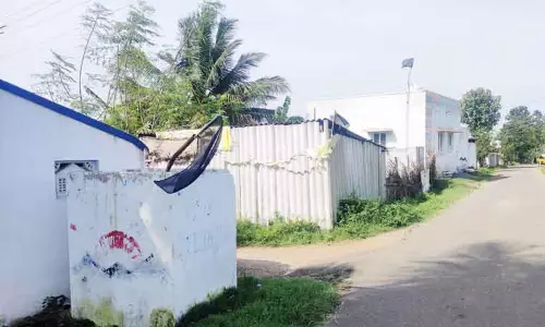 வீடுகளில் கருப்பு கொடி கட்டியதால் பரபரப்பு