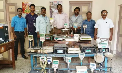 விருத்தாசலத்தில் முத்திரையிடப்படாத 60 மின்னணு தராசுகள் பறிமுதல் விருத்தாசலத்தில் முத்திரையிடப்படாத 60 மின்னணு தராசுகள் பறிமுதல்