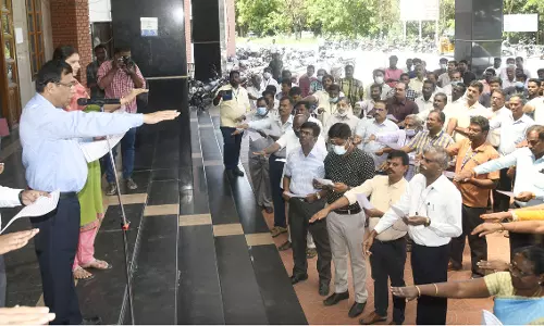 சேலம் கலெக்டர், மாநகராட்சி அலுவலகங்களில் நல்லிணக்க நாள் உறுதிமொழி ஏற்பு