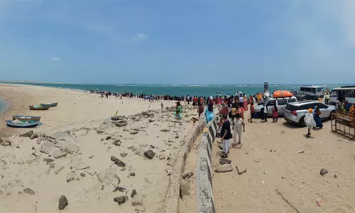 அரிச்சல்முனையை ரசிக்க மீண்டும் உருவான மணல் பரப்பு அரிச்சல்முனையை ரசிக்க மீண்டும் உருவான மணல் பரப்பு