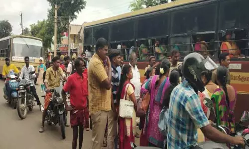 பேரூர் அருகே அரசு பஸ்களை சிறைபிடித்த பெண்கள்