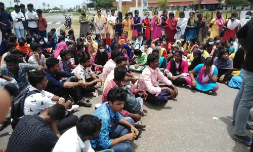 காரிமங்கலம் அருகே, கூடுதல் பஸ் இயக்கக்கோரி கல்லூரி மாணவ-மாணவிகள் சாலை மறியல்