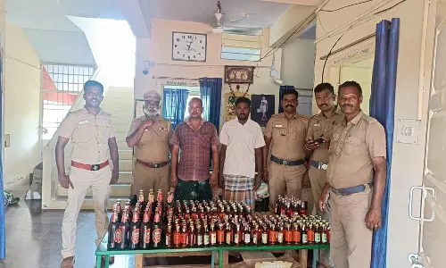 பெரும்பாலையில் மதுபாட்டில்களை பதுக்கி விற்றவர் கைது பெரும்பாலையில் மதுபாட்டில்களை பதுக்கி விற்றவர் கைது
