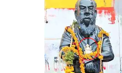 பெரியார் சிலை மீது சாமி சிலை வைக்கப்பட்டதால் பரபரப்பு