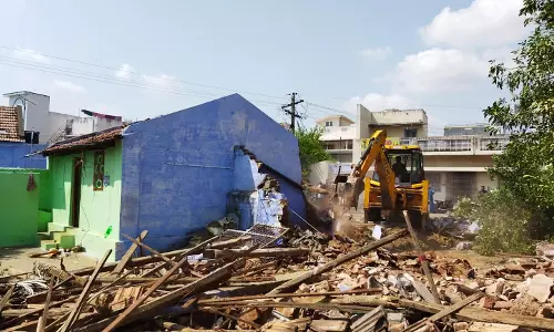பவானியில் ஆக்கிரமிப்பில் இருந்த வீடுகள் இடித்து அகற்றம்; நகராட்சி நிர்வாகம் நடவடிக்கை