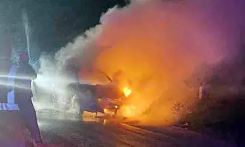 சாலையில் ஓடிய கார் திடீரென தீப்பற்றி எரிந்தது சாலையில் ஓடிய கார் திடீரென தீப்பற்றி எரிந்தது