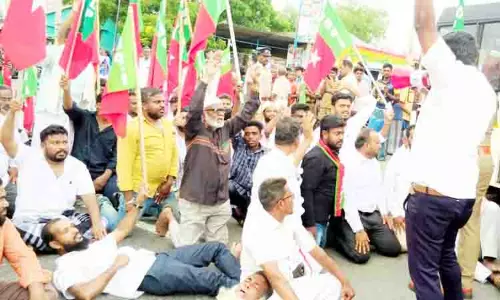 கொடிக்கம்பம் அகற்றப்பட்டதை கண்டித்து எஸ்.டி.பி.ஐ. கட்சியினர் சாலை மறியல் கொடிக்கம்பம் அகற்றப்பட்டதை கண்டித்து எஸ்.டி.பி.ஐ. கட்சியினர் சாலை மறியல்