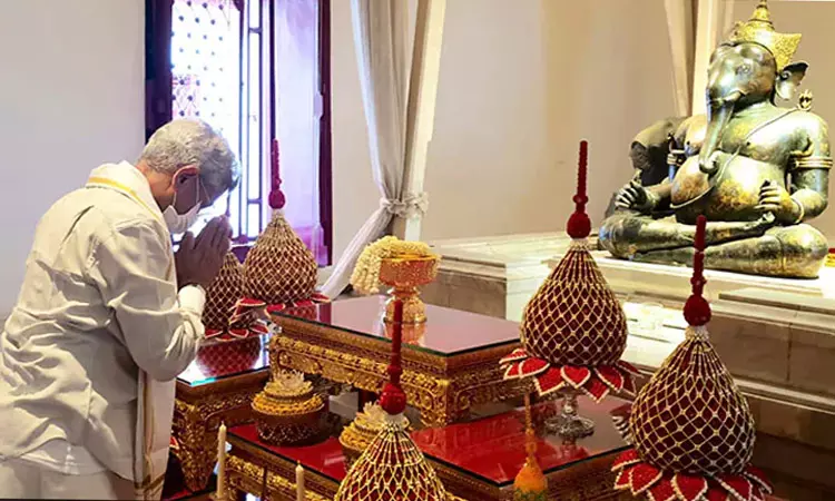 தாய்லாந்து நாட்டில் இந்து கோவிலில் ஜெய்சங்கர் சாமி தரிசனம் தாய்லாந்து நாட்டில் இந்து கோவிலில் ஜெய்சங்கர் சாமி தரிசனம்