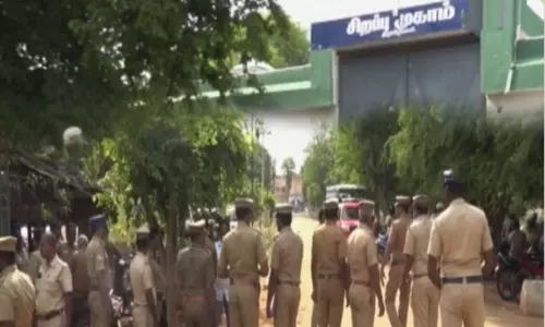 திருச்சி மத்திய சிறைச்சாலை சிறப்பு முகாமில் போலீசார் அதிரடி சோதனை