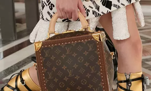 காதலியின் விலை உயர்ந்த  ஹேண்ட் பேக்கில் உச்சா போன  காதலருக்கு ரூ.1 லட்சம் அபராதம்