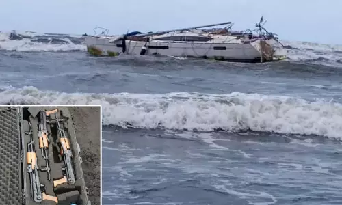 மும்பை அருகே ஏகே-47 துப்பாக்கிகளுடன் கரை ஒதுங்கிய படகு: பயங்கரவாத தடுப்புப் பிரிவு வழக்குப்பதிவு செய்து விசாரணை மும்பை அருகே ஏகே-47 துப்பாக்கிகளுடன் கரை ஒதுங்கிய படகு: பயங்கரவாத தடுப்புப் பிரிவு வழக்குப்பதிவு செய்து விசாரணை