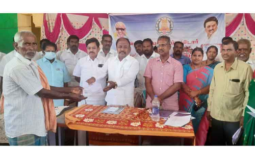 மனுநீதி நாள் முகாமில் பயனாளிகளுக்கு நலத்திட்ட உதவிகள் மனுநீதி நாள் முகாமில் பயனாளிகளுக்கு நலத்திட்ட உதவிகள்