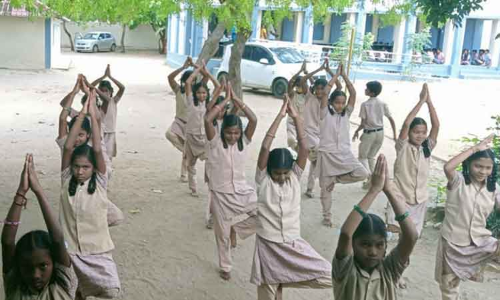 மாணவ-மாணவிகளுக்கு யோகா பயிற்சி