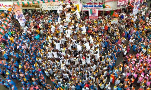 மராட்டியத்தில்  தஹி ஹண்டி உற்சாக கொண்டாட்டம்