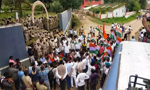 போலீஸ் சூப்பிரண்டு அலுவலகம் முற்றுகை; காங்கிரசார் போராட்டம்