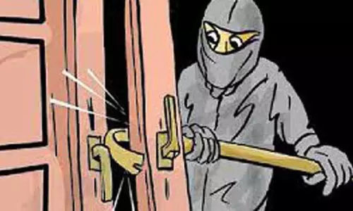 நாசரேத்தில்  வீடுகளில் தொடர் திருட்டில் ஈடுபட்ட அண்ணன்- தம்பி உள்பட 3 பேர் கைது