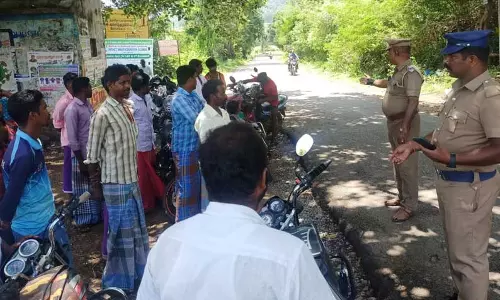 ஹெல்மெட் அணிவதன் அவசியம் குறித்து பொதுமக்களுக்கு விழிப்புணர்வு ஹெல்மெட் அணிவதன் அவசியம் குறித்து பொதுமக்களுக்கு விழிப்புணர்வு