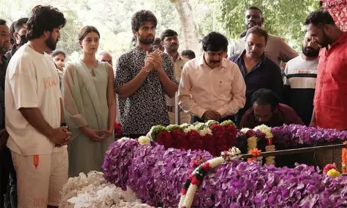 புனித் ராஜ்குமார் நினைவிடத்தில் நடிகர் விஜய் தேவரகொண்டா மரியாதை