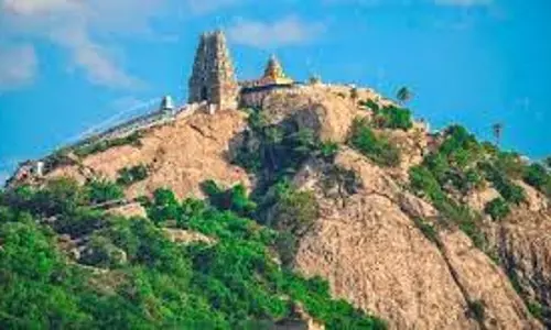 ஓய்வறை திறக்கப்படாததால் சாமி தரிசனம் செய்ய வரும் பக்தர்கள் அவதி ஓய்வறை திறக்கப்படாததால் சாமி தரிசனம் செய்ய வரும் பக்தர்கள் அவதி