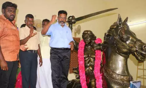 ஒண்டிவீரன் சிலைக்கு திருமாவளவன் மாலை அணிவித்து மரியாதை